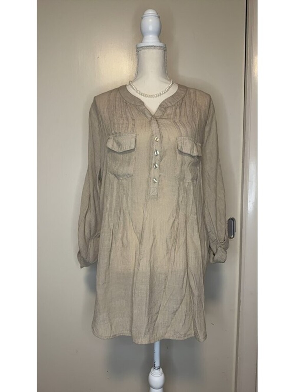 Carolyn Taylor Women's Beige Button-Front Tunic Top